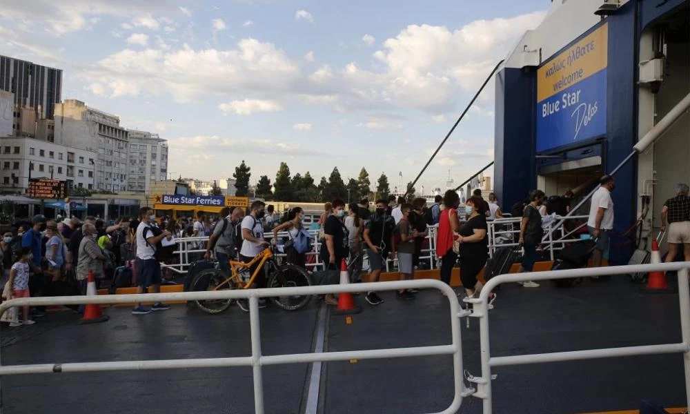 Πειραιάς: "Μπλόκαραν" οι καταπέλτες των πλοίων από τον κόσμο
